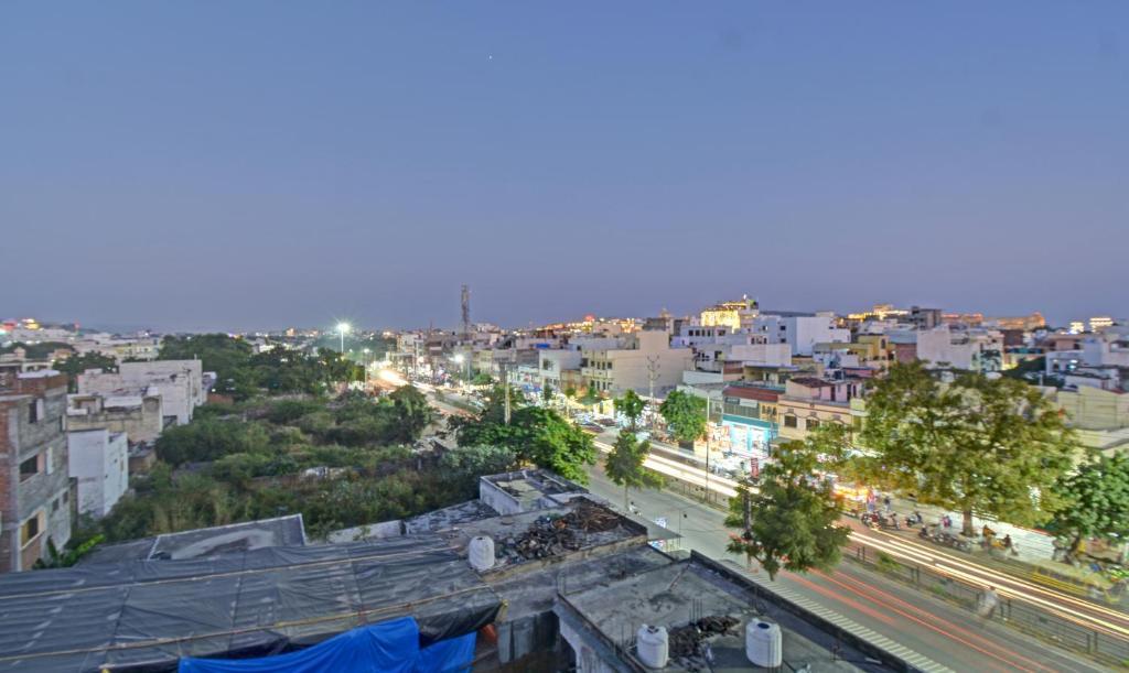 Treebo Paras Raj Near City Palace อุเดเปอร์ ภายนอก รูปภาพ